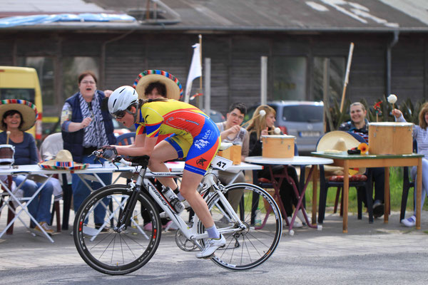 Theresa Roscher mit Unterstützung im Hintergrund (Foto BSC Süd 05 Brandenburg)